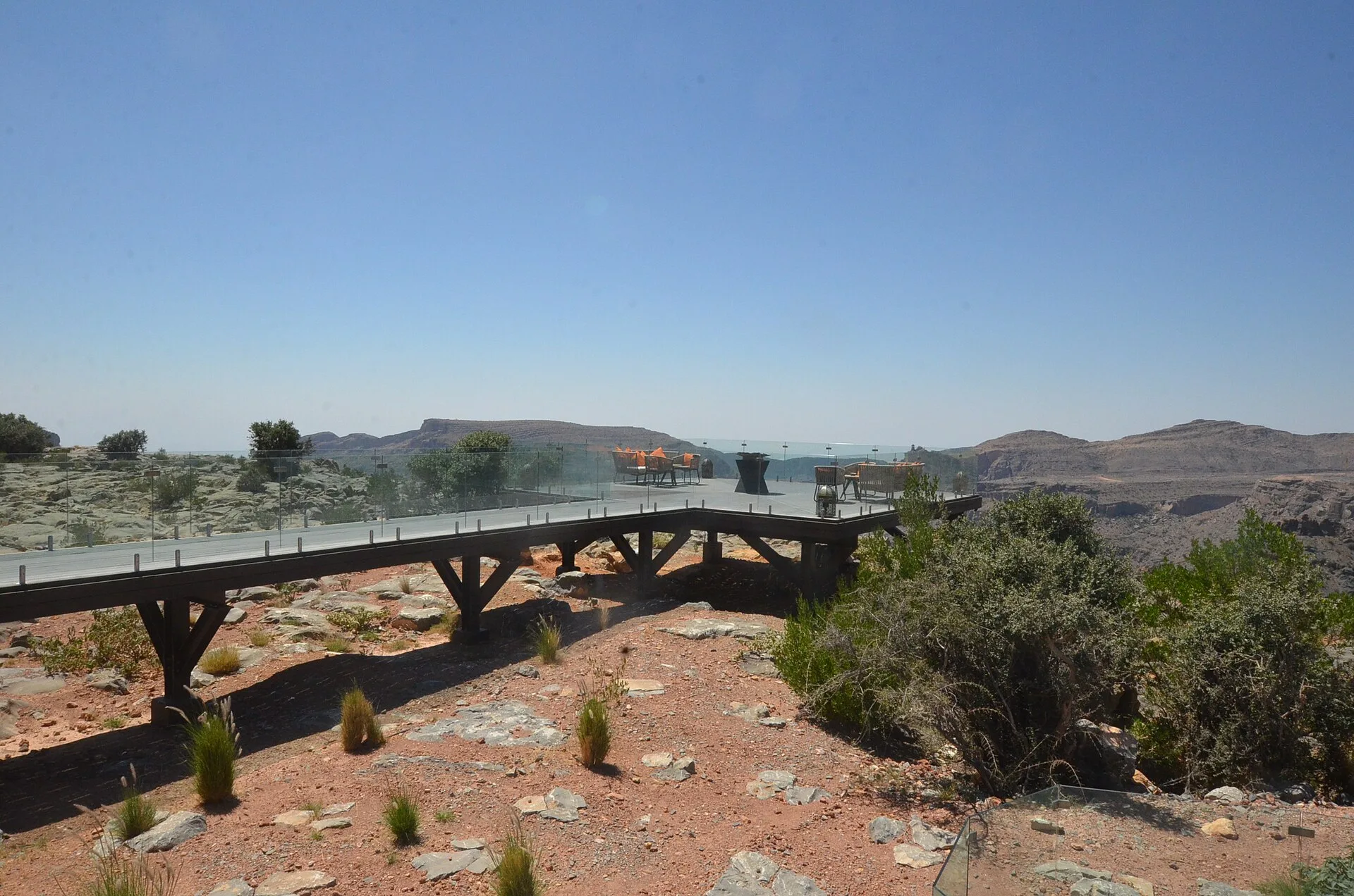 Anantara Al Jabal Al Akhdar resort op rand van canyon op 2000m hoogte