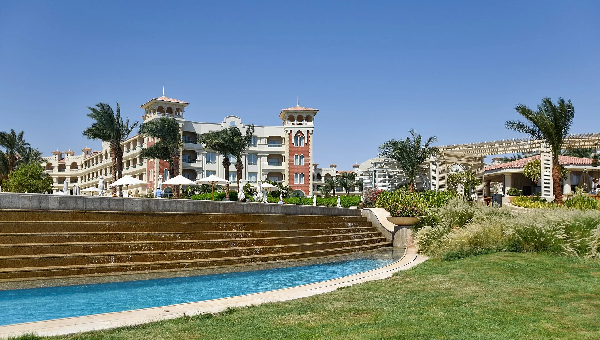 Baron Palace Sahl Hasheesh facade met koepels en palmen