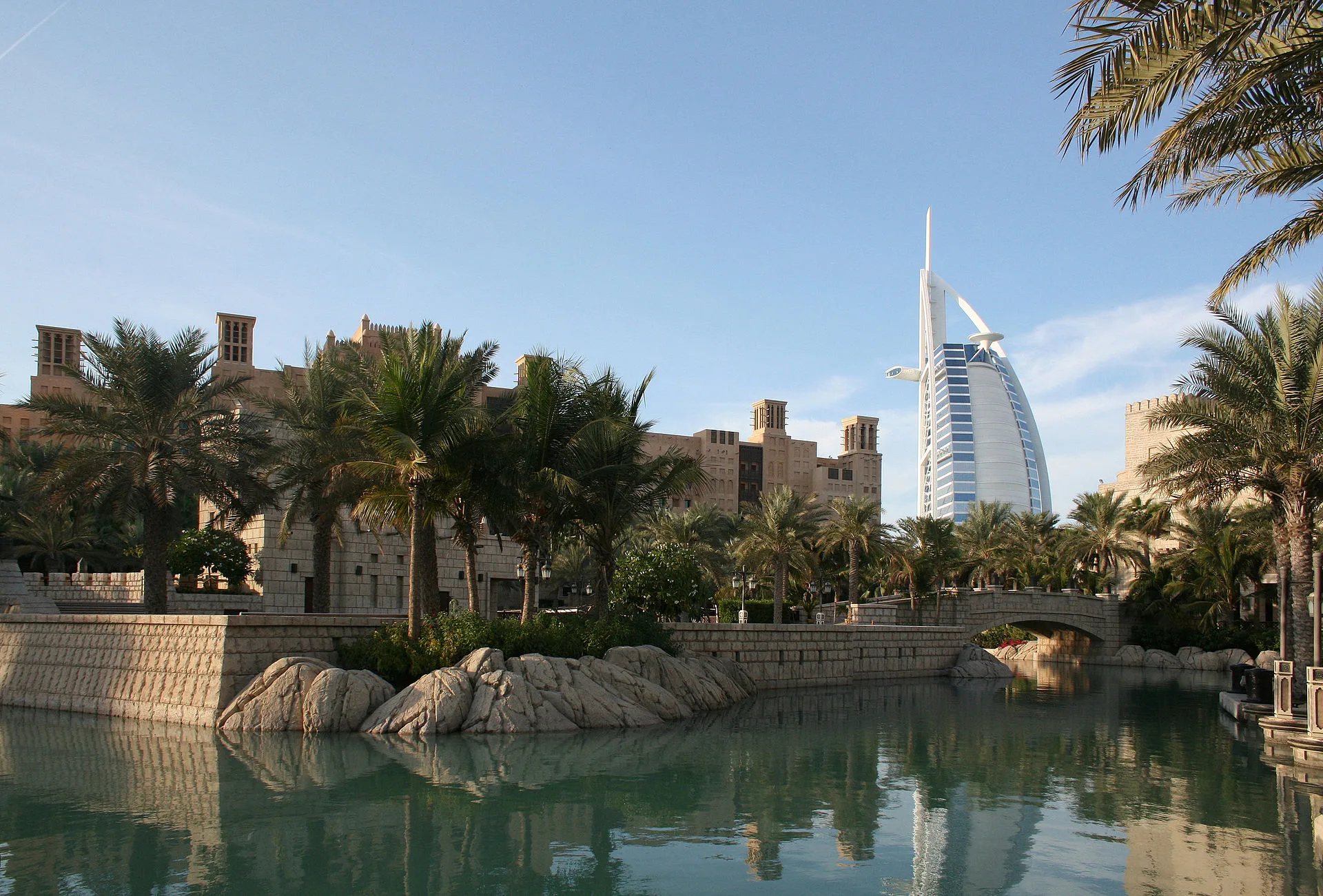 Burj Al Arab zeilvormig hotel boven Jumeirah Beach Dubai