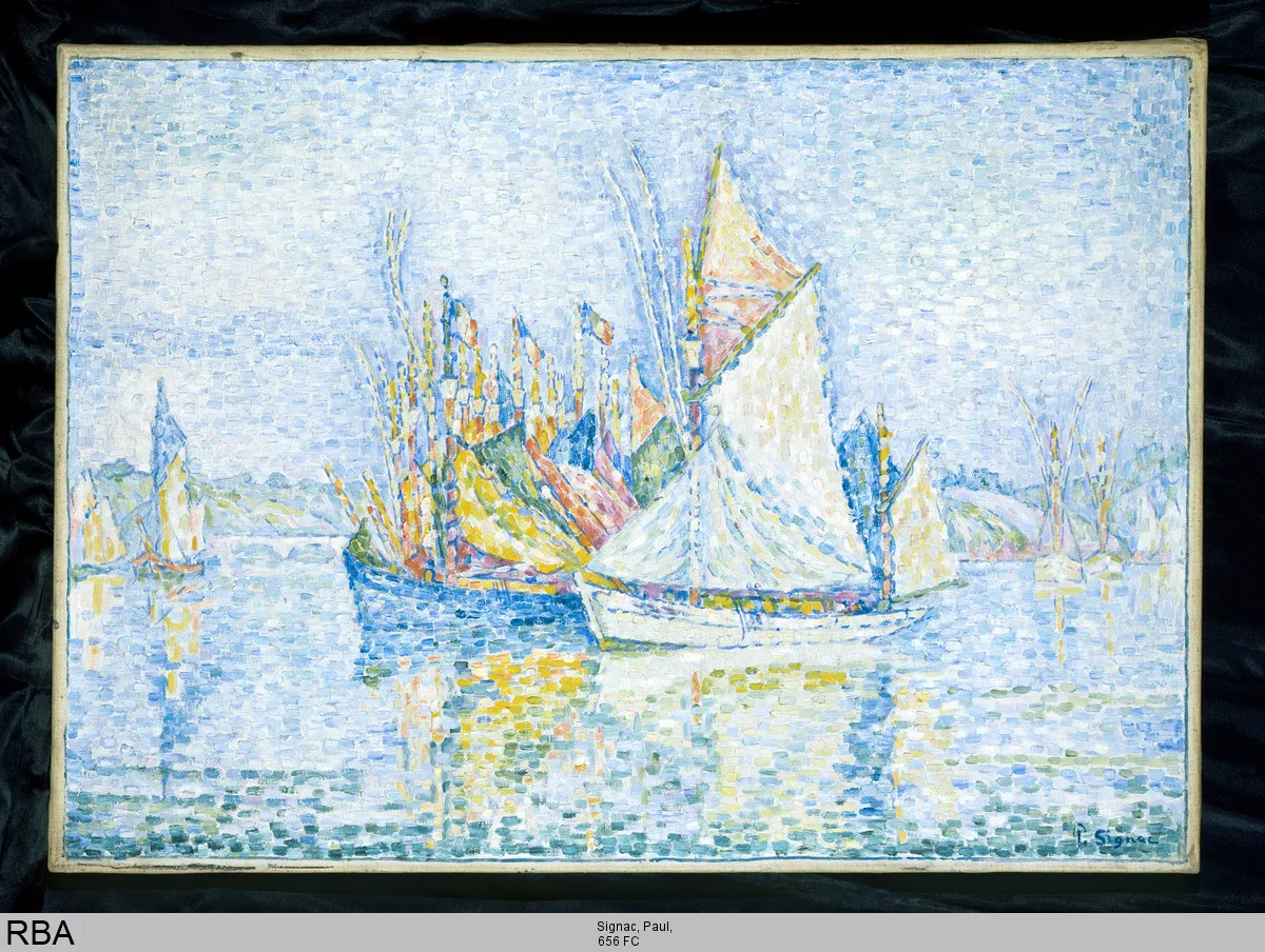 Cheval Blanc Saint-Tropez aan de oude haven met witte Provencaalse gevel en uitzicht op vissersboten en jachten