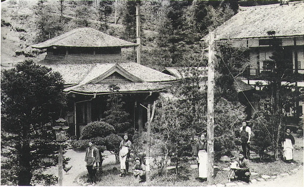 Hoshinoya Karuizawa villa-paviljoens langs beek in herfstkleuren Nagano