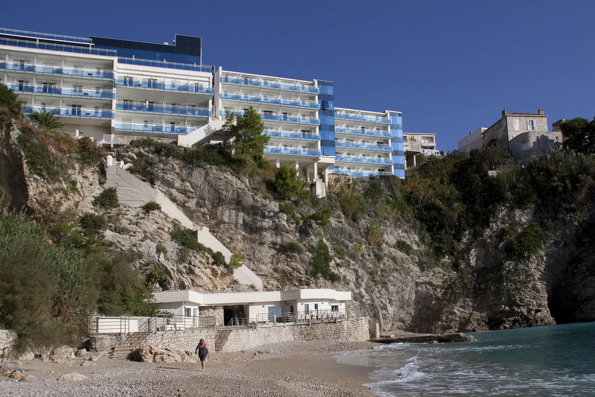 Hotel Bellevue Dubrovnik op de klif boven baai Miramare met strand