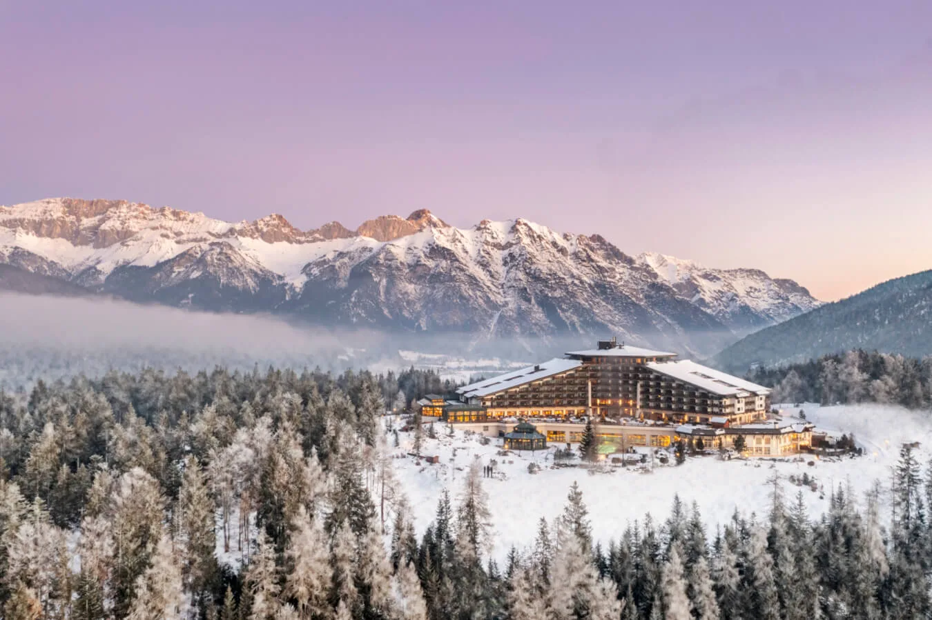 Reusachtig houten dak van Interalpen-Hotel Tyrol op het Buchen plateau in Tirol