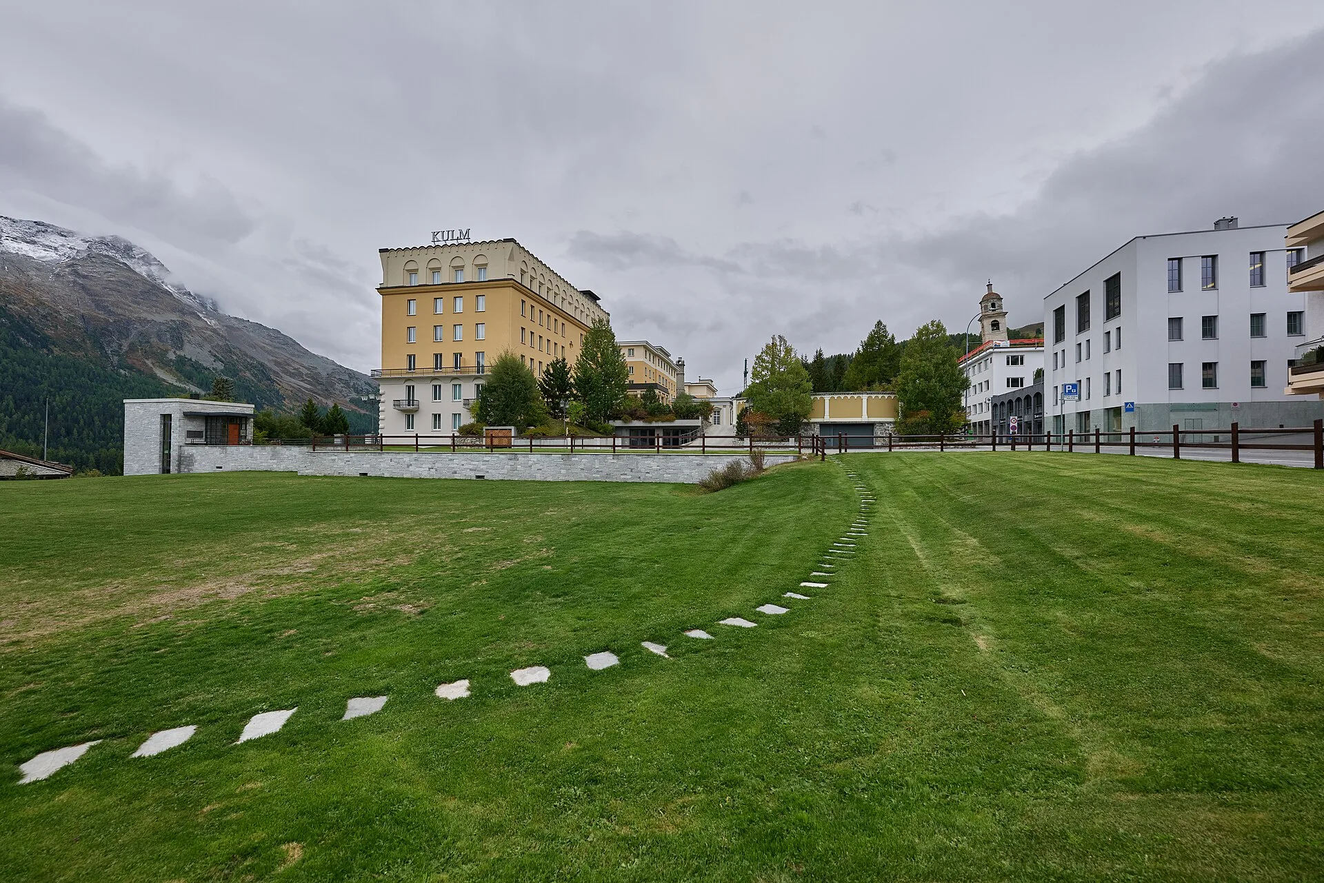 Kulm Hotel St. Moritz met klassiek paleisgevel en bergen achter