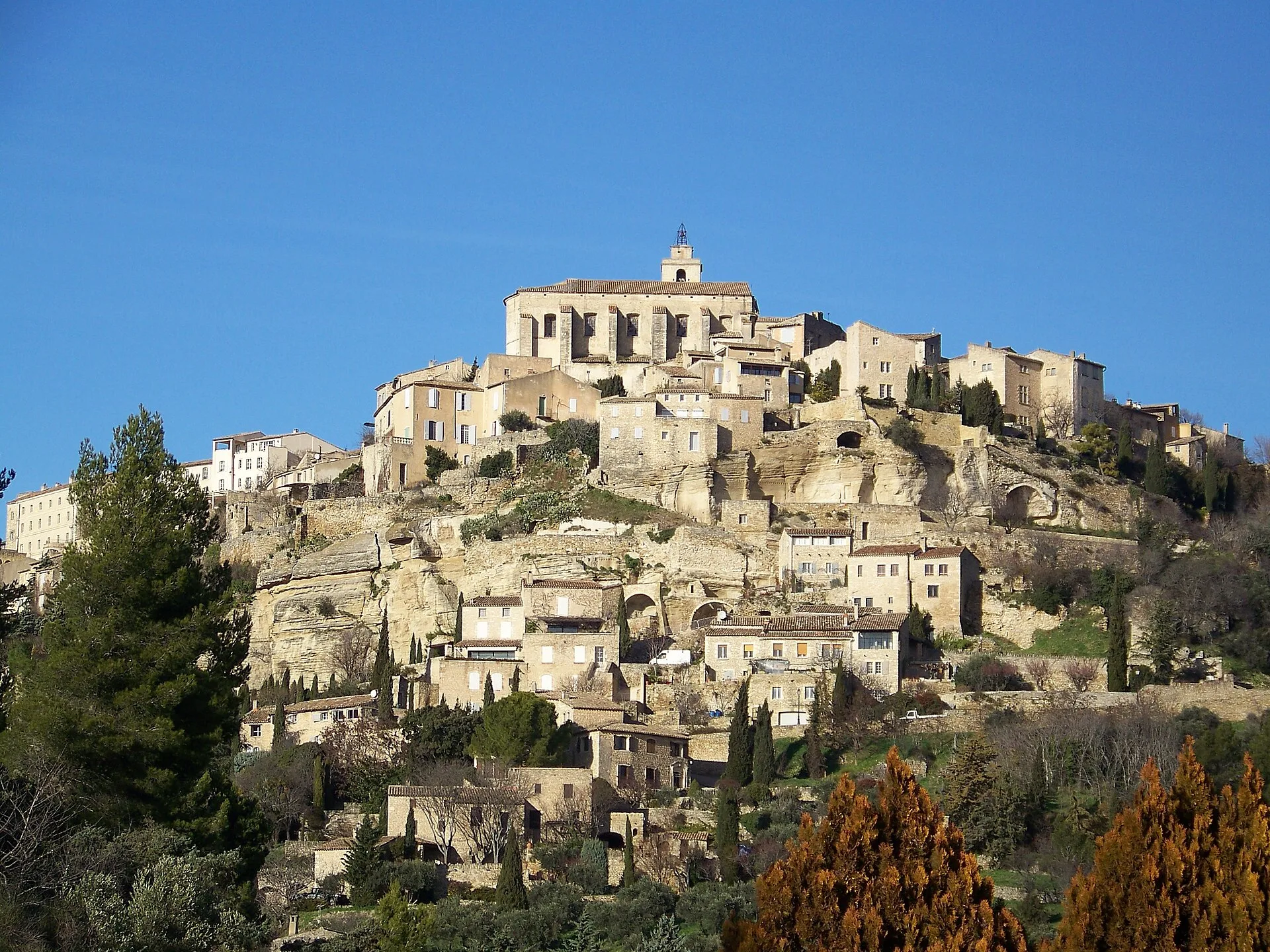 La Bastide de Gordes in het Luberon-dorp Gordes met honingkleurige stenen architectuur boven de Provencaalse vlakte