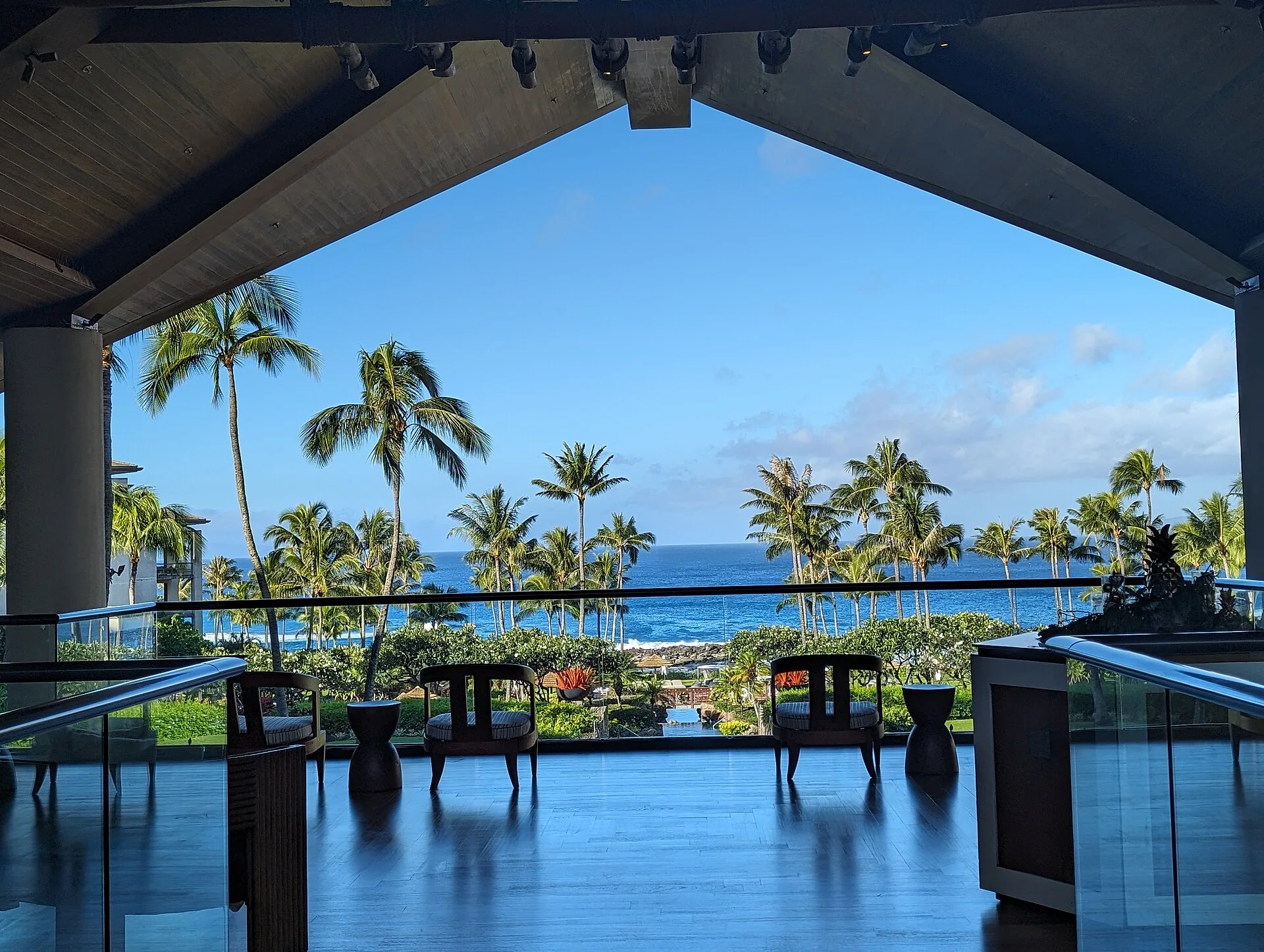 Montage Kapalua Bay residential suite met balkon en uitzicht op Kapalua Bay strand op Maui Hawaii