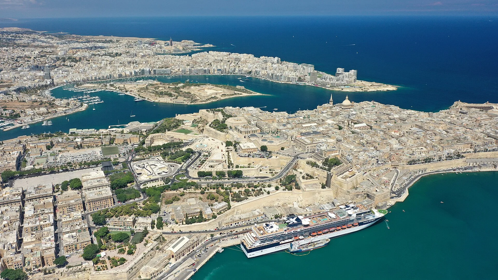 The Phoenicia Malta met klassieke Art-Deco gevel en grote tuin bij de stadspoorten van Valletta