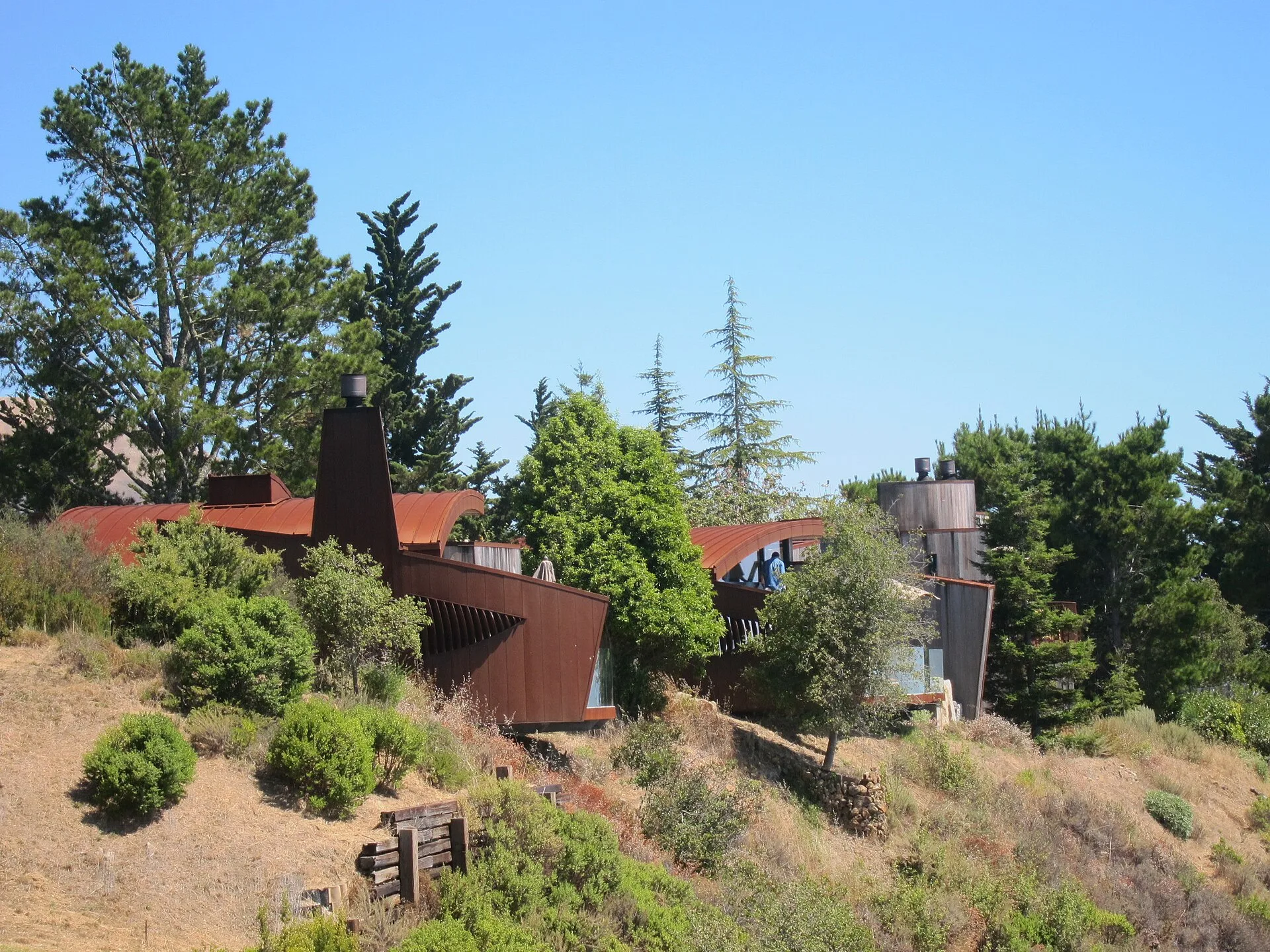 Post Ranch Inn Big Sur tree house met houten gevel en uitzicht op de Pacific kust