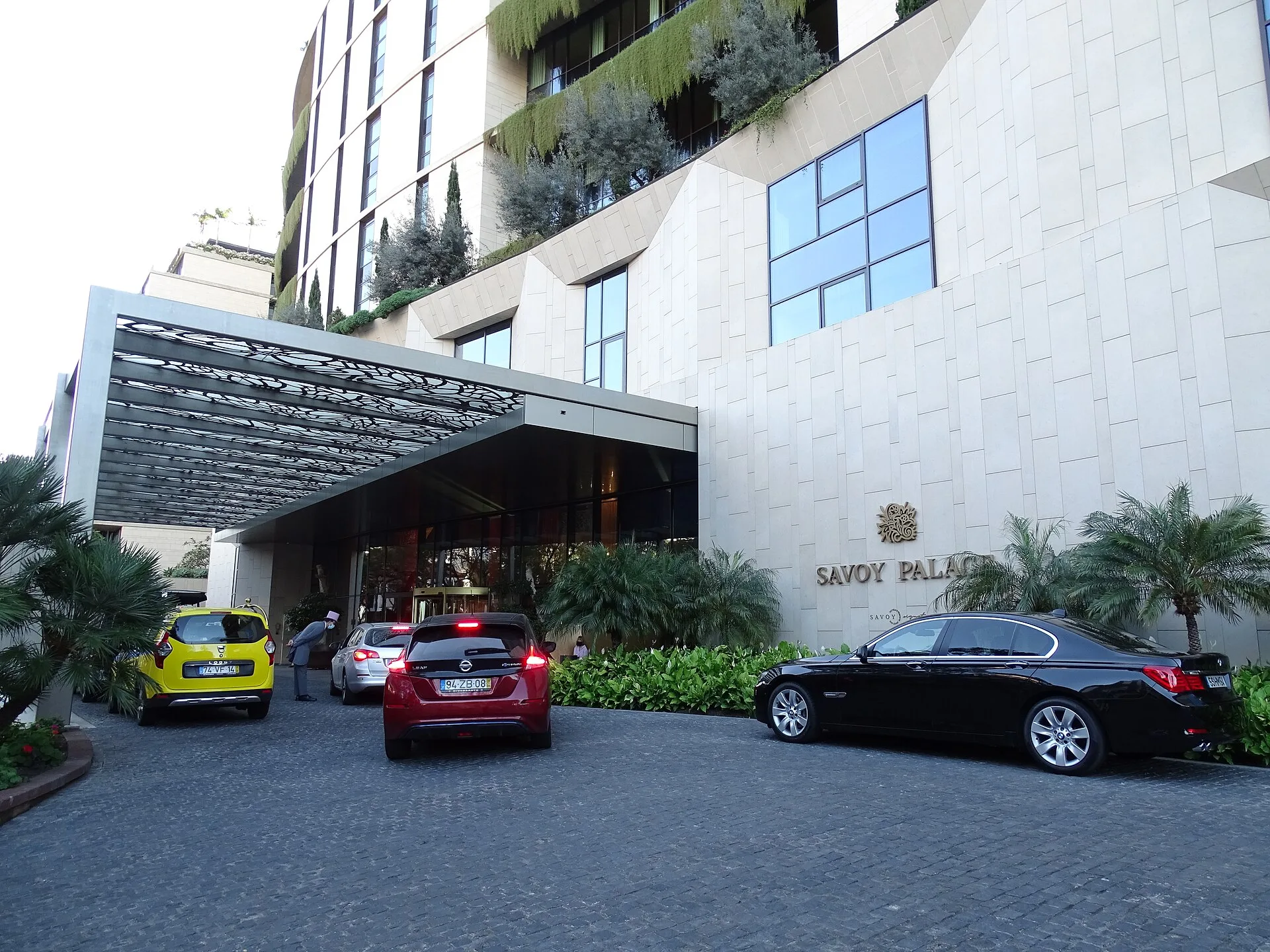 Modern glas-staal exterieur van Savoy Palace hotel in Funchal Madeira